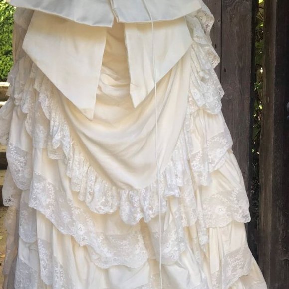 Amazing 80s silk wedding dress . Victorian style . - Picture 8 of 9